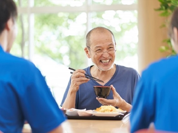 デイサービスで食事をする男性