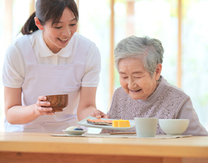 デイサービスで食事をする様子